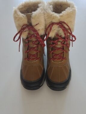 CLARK’S MAZLYN ARCTIC Camel Tan Faux-Fur Collar Winter Boots with Red Laces